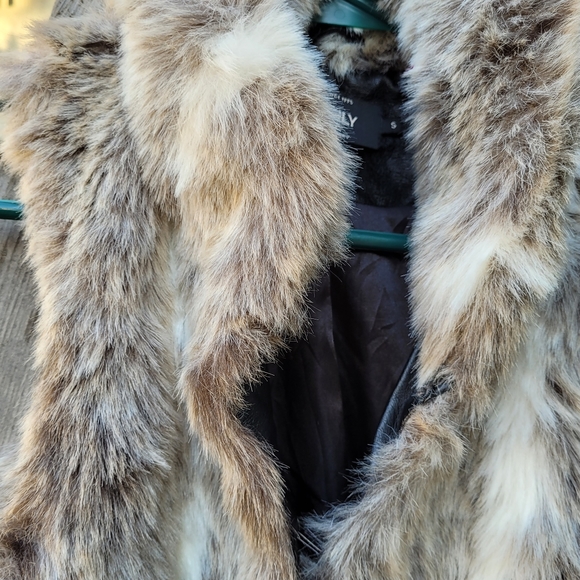 Only faux fur vest - Picture 2 of 9